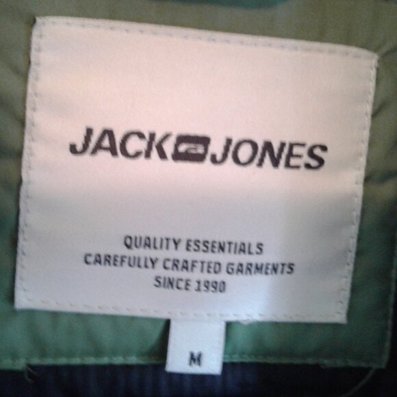 Jack & Jones men's green puffer jacket with black details size medium - Picture 3 of 4